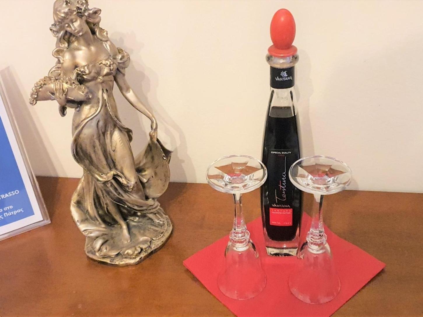 Mando Patrasso - Classical Apartment In The Center Of Patras With Free Parking Екстериор снимка